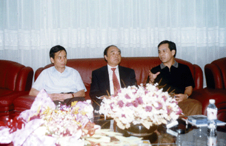 图为市委书记黄道伟(右一)、市长汤世保(左一)在南宁机场贵宾厅会见美国美丰银行董事长李文裕(中)。本报记者 黎均富摄 图为市委书记黄道伟(右一)、市长汤世保(左一)在南宁机场贵宾厅会见美国美丰银行董事长李文裕(中)。本报记者 黎均富摄