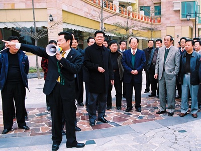 杨峰主席（前一）亲自带领考察团参观集团开发的项目