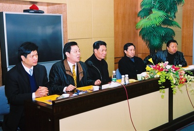 杨峰主席（左二）、林如鑫书记（中）、吴润富书记（右二）在相互交流企业发展经验和政府带头振兴经济的工作策略