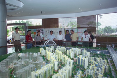 代表团参观蓝波湾小区