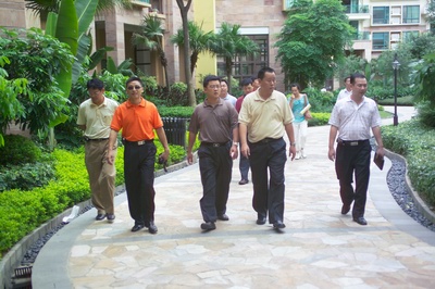 考察团在蓝波湾小区内参观
