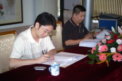 余道群总裁与中建四局一公司代表李晓阳经理分别在施工合同上签字